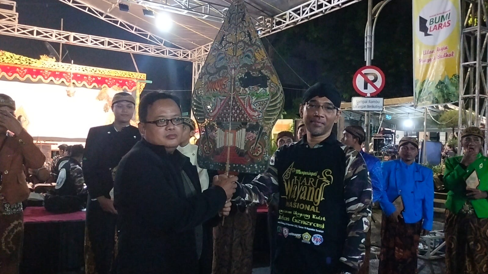 perwakilan-ketum-wakomindo-serahkan-gunungan-wayang-kulit-ke-pemred-media-jawapes