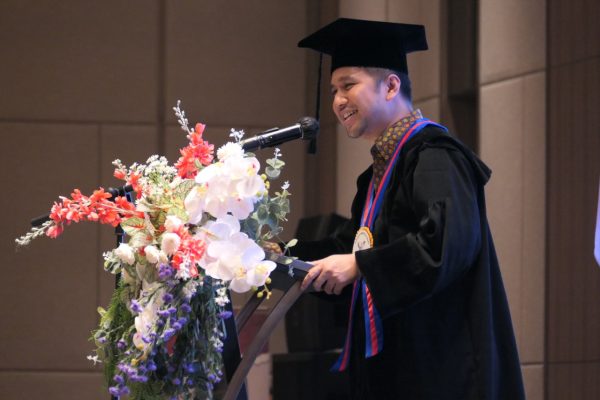 gandeng-emil-dardak-bkkbn-jatim-wisuda-400-orang-tua-hebat