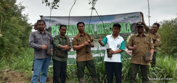 Administratur Perhutani Lawu Ds melalui Purwanto Asper BKPH Ponorogo Barat menyampaikan, penanaman bibit buah-buahan dari Perhutani