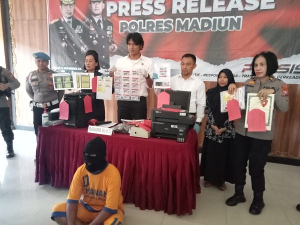 pelaku-pembuat-sim-dan-ijazah-palsu-dibekuk-satreskrim-polres-madiun