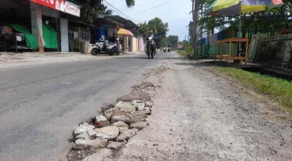 belum-genap-setahun-proyek-pelebaran-jalan-rejosari-madiun-sebagian-sudah-rusak