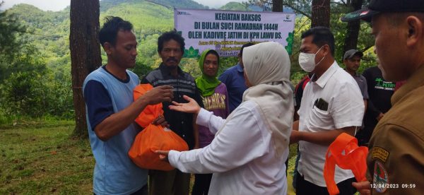 bentuk-terimakasih-perhutani-kph-lawu-ds-bagikan-sembako-pada-penyadap-getah-di-madiun