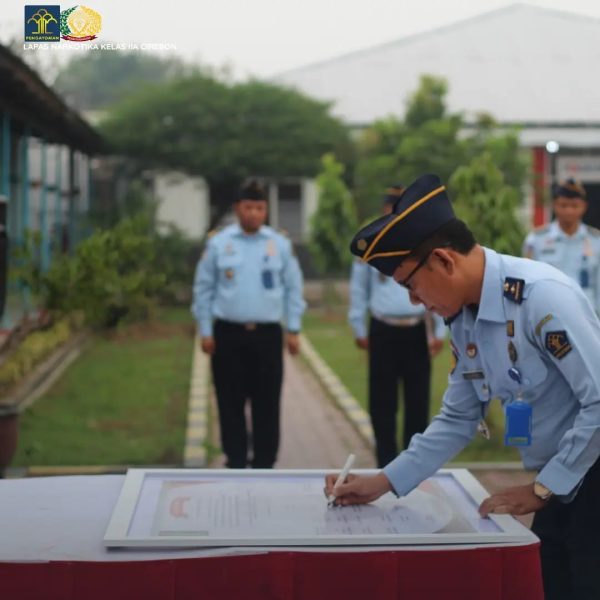 Perkuat Upaya Pemberantasan Narkotika, Lapas Narkotika Kelas II A Cirebon Giat Apel Penandatanganan Komitmen Zero Halinar