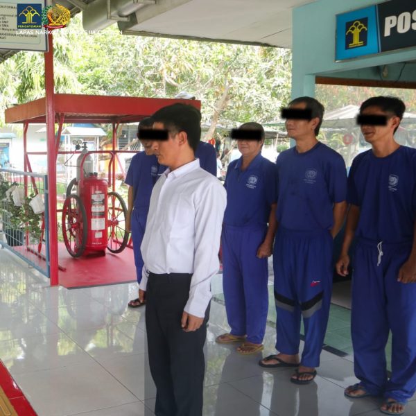 Peringati Waisak, Kalapas Narkotika Cirebon Beri SK Remisi Pada 9 WBP