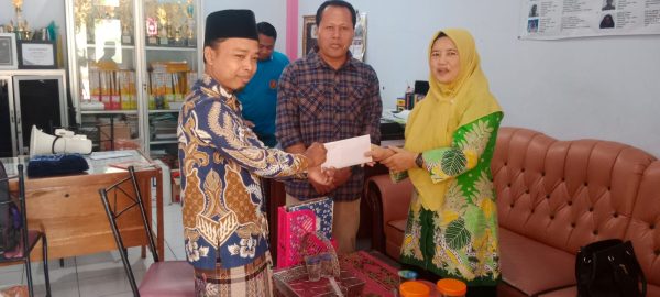 perhutani-kph-lawu-ds-dan-iik-perhutani-beri-santunan-anak-yatim-piatu