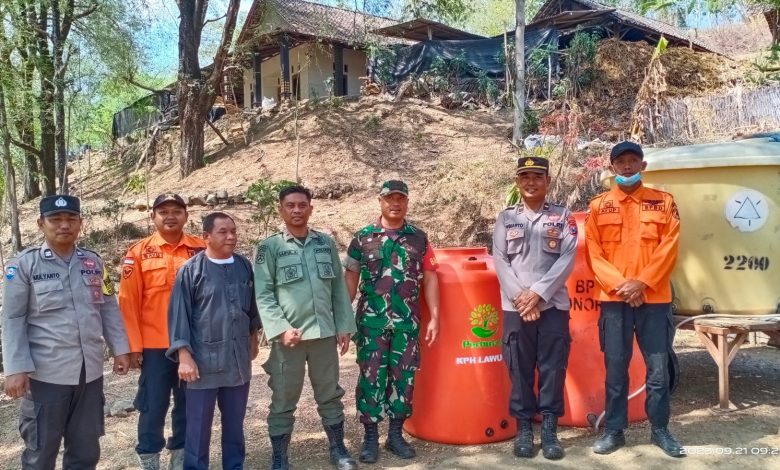 dalam-rangka-meringankan-permasalahan-masyarakat-kesulitan-air-perhutani-kph-lawu-ds-beri-bantuan-1-tangki-air-bersih-di-desa-duri-slahung-ponorogo