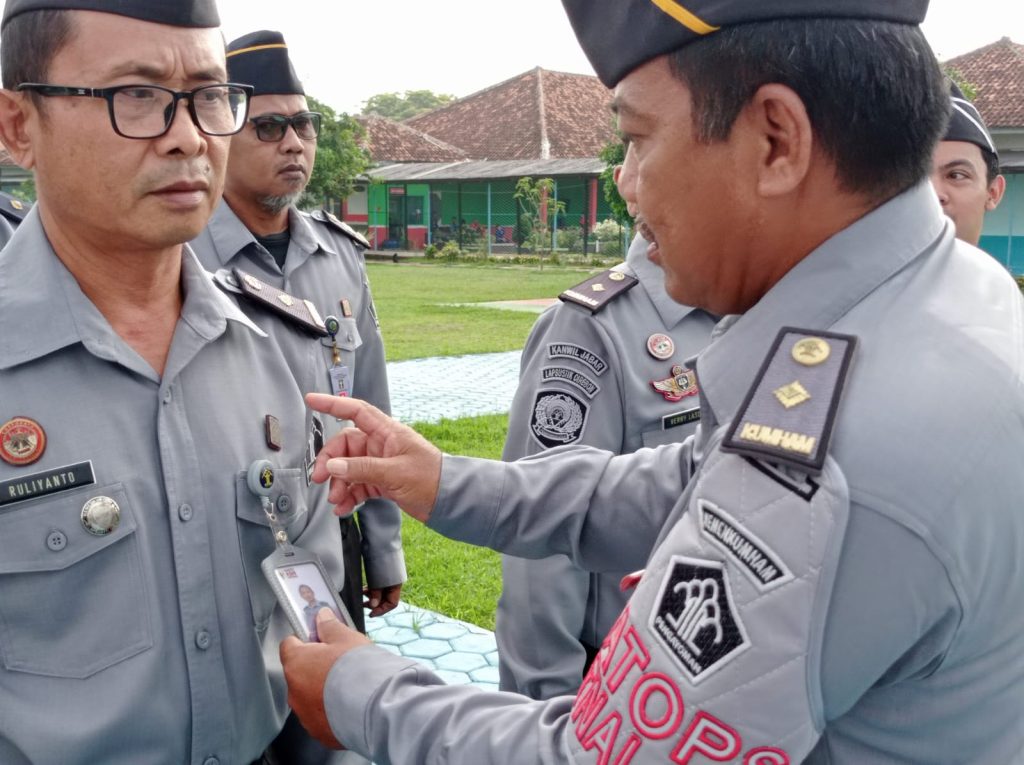 setiap-apel-hari-senin-lapas-narkotika-cirebon-laksanakan-pengecekan-kelengkapan-atribut-pegawai