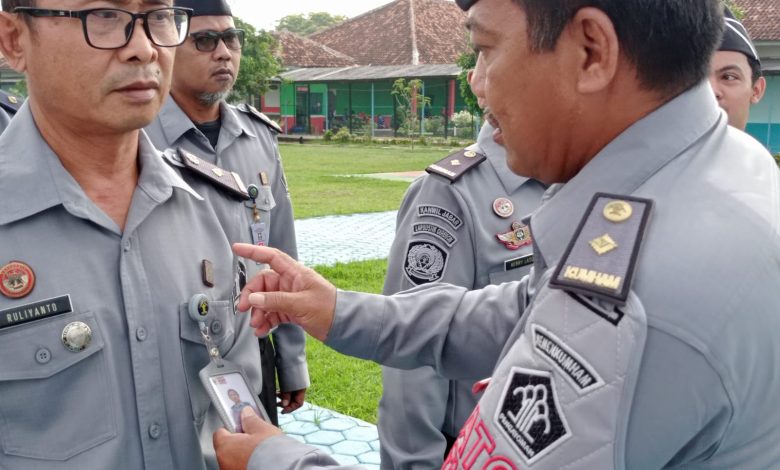 setiap-apel-hari-senin-lapas-narkotika-cirebon-laksanakan-pengecekan-kelengkapan-atribut-pegawai