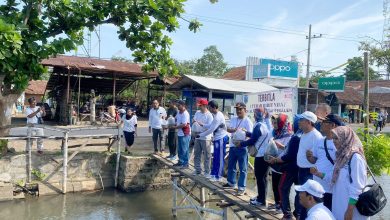 kph-probolinggo-hadiri-kegiatan-penebaran-ikan-nila-di-sungai-pekalen