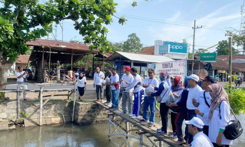 kph-probolinggo-hadiri-kegiatan-penebaran-ikan-nila-di-sungai-pekalen