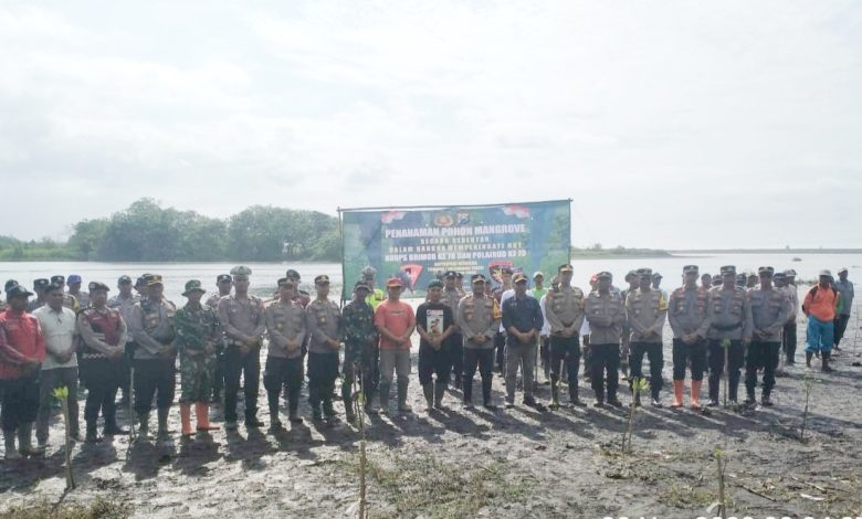 perhutani-kph-probolinggo-hadiri-kegiatan-penanaman-pohon-mangrove-bersama-kapolres-lumajang