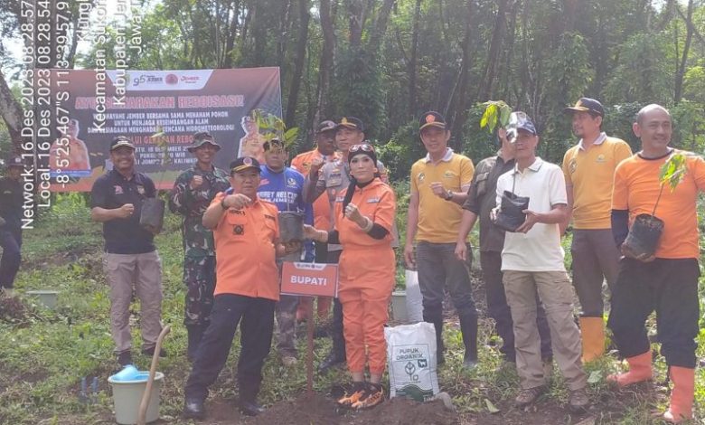 perhutani-kph-jember-partisipasi-dalam-penanaman-pohon-bersama-pemerintah-kab-jember