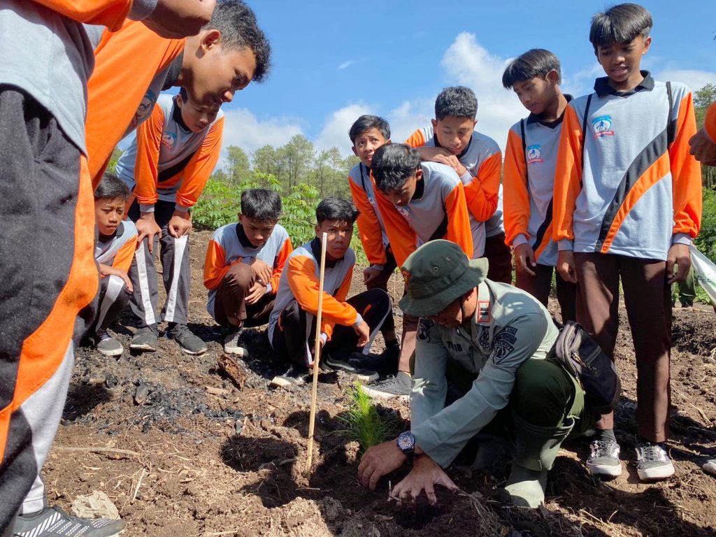 kph-probolinggo-gelar-kegiatan-nandur-bareng-di-petak-3c1