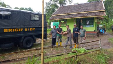 kph-jember-serahkan-bantuan-bibit-pada-tni