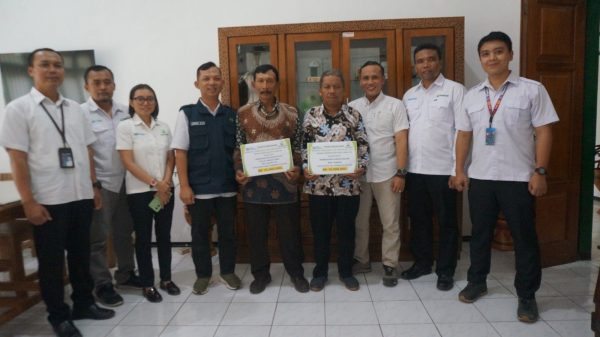 kph-lawu-ds-salurkan-bantuan-dana-dan-program-tjsl-pada-2-lembaga-rp-55-000-000