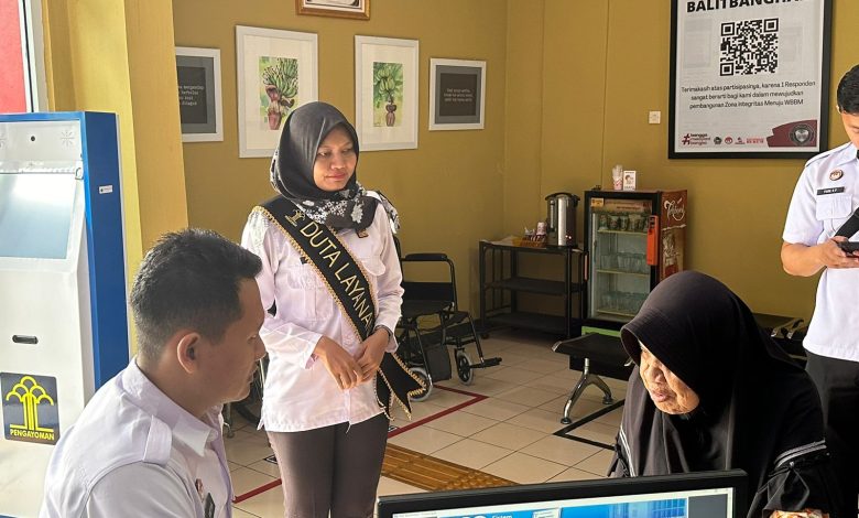 ibu-dr-hj-murtini-siap-raih-rekor-muri-perjalanan-tuna-netra