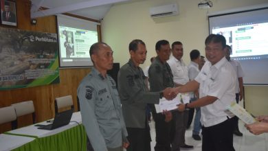 kph-jember-serahkan-piagam-penghargaan-kepada-asper-kbkph