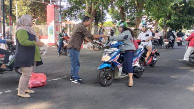 kph-banyuwangi-bagi-makanan-dan-minuman-di-depan-kantor-kph