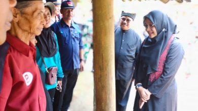 kph-banyuwangi-barat-dan-bupati-banyuwangi-bagi-bantuan-berupa-sembako