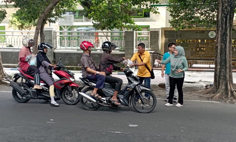 perhutani-banyuwangi-barat-lakukan-jumat-berkah-di-depan-kantor-kph