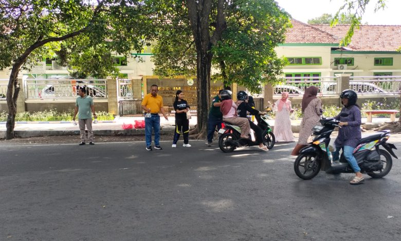 perhutani-banyuwangi-barat-lakukan-jumat-berkah-pada-masyarakat-dan-pengguna-jalan-di-depan-kantor-kph