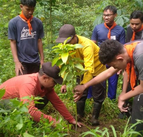 perhutani-lawu-ds-bersama-siswa-pecinta-alam-laksanakan-penanaman-bersama