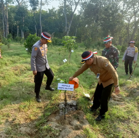 peringati-hari-bhayangkara-ke-78-perhutani-blitar-partisipasi-dalam-kegiatan-penanaman-pohon-secara-simbolis