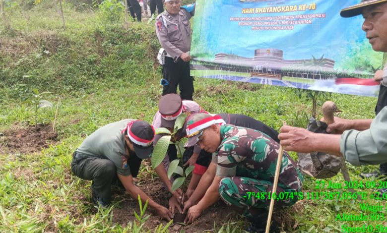 peringatan-hari-bhayangkara-ke-78-perhutani-lawu-ds-partisipasi-dalam-kegiatan-penanaman-pohon