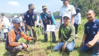 peringatan-hari-bhakti-adhyaksa-ke-64-perhutani-probolinggo-gelar-penanaman-pohon-dan-tebak-benih-ikan