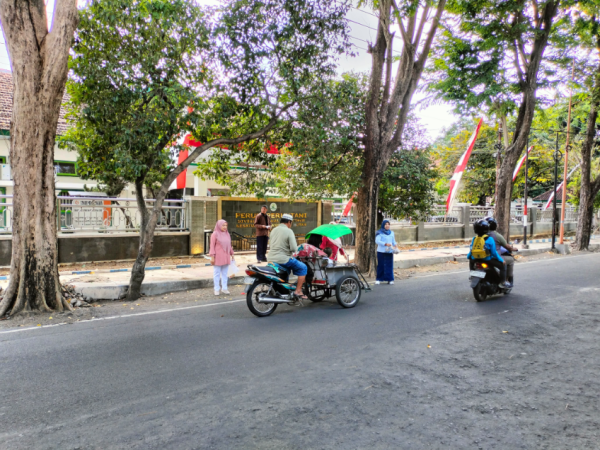 perhutani-banyuwangi-barat-bagikan-makanan-dan-minuman-pada-masyarakat13401