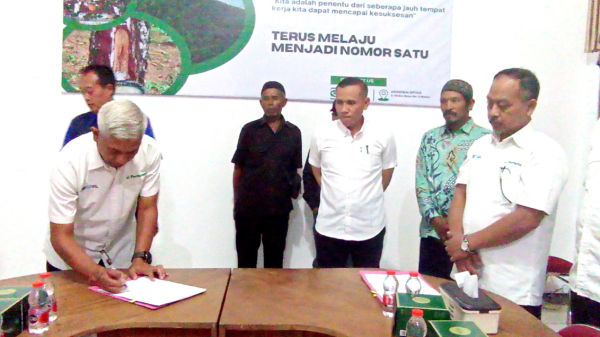 perhutani-lawu-ds-serahkan-bantuan-dana-program-tjsl-non-pumk-pada-lmdh-di-tiga-kabupaten