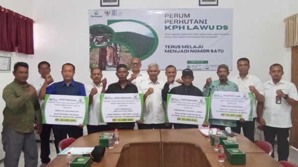 perhutani-lawu-ds-serahkan-bantuan-dana-program-tjsl-non-pumk-pada-lmdh-di-tiga-kabupaten