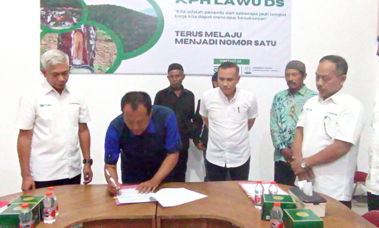 perhutani-lawu-ds-serahkan-bantuan-dana-program-tjsl-non-pumk-pada-lmdh-di-tiga-kabupaten