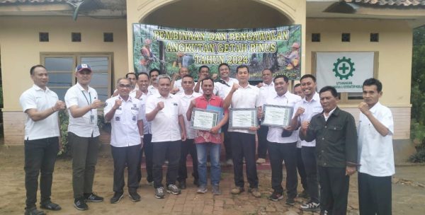 kph-probolinggo-terima-penghargaan-dalam-pencapaian-produksi-getah-pinus-tahun-2024