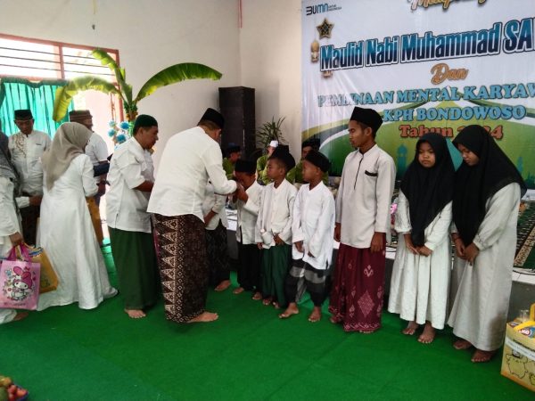 Perhutani KPH Bondowoso Gelar Maulid Nabi Pembinaan Karyawan dan Santuni Anak Yatim Piatu