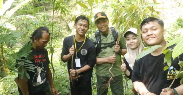 perhutani-banyuwangi-barat-lmdh-dan-mahasiswa-kompak-tanami-hutan