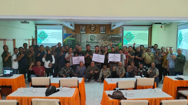 perhutani-jember-serahkan-dana-sharing-produksi-non-kayu-tahun-2021-pada-12-lmdh