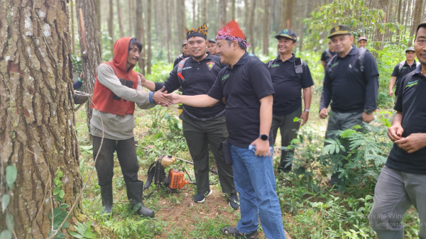 perhutani-banyuwangi-barat-bersama-kadivre-jatim-lakukan-hiking-jelajah-hutan