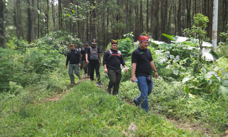 perhutani-banyuwangi-barat-bersama-kadivre-jatim-lakukan-hiking-jelajah-hutan