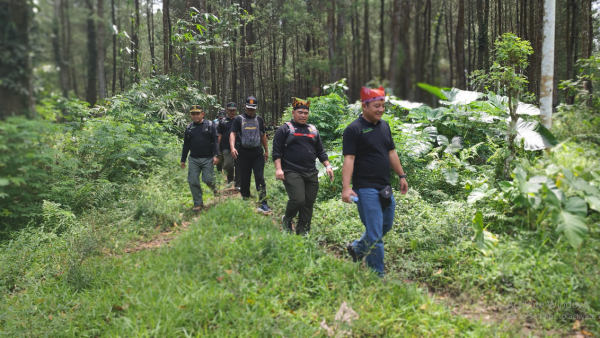 perhutani-banyuwangi-barat-bersama-kadivre-jatim-lakukan-hiking-jelajah-hutan