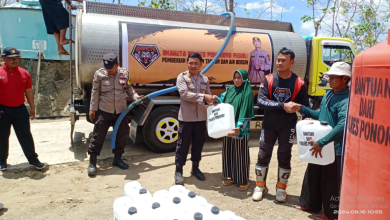 kph-lawu-ds-salurkan-air-bersih-dan-beri-bantuan-tandon-air-kapasitas-2-500-liter-pada-masyarakat