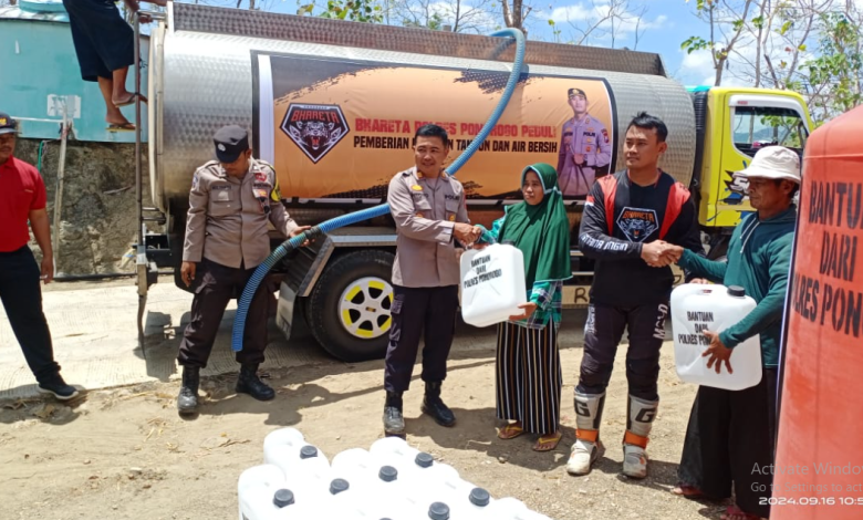 kph-lawu-ds-salurkan-air-bersih-dan-beri-bantuan-tandon-air-kapasitas-2-500-liter-pada-masyarakat