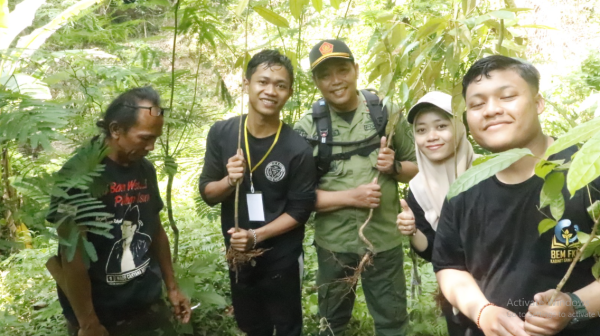 perhutani-banyuwangi-barat-dan-mahasiswa-universitas-tujuh-belas-agustus-1945kompak-tanami-hutan