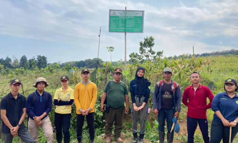 perhutani-kph-banyuwangi-barat-ajari-siswa-pkl-smkkn-samarinda-tanam-hutan