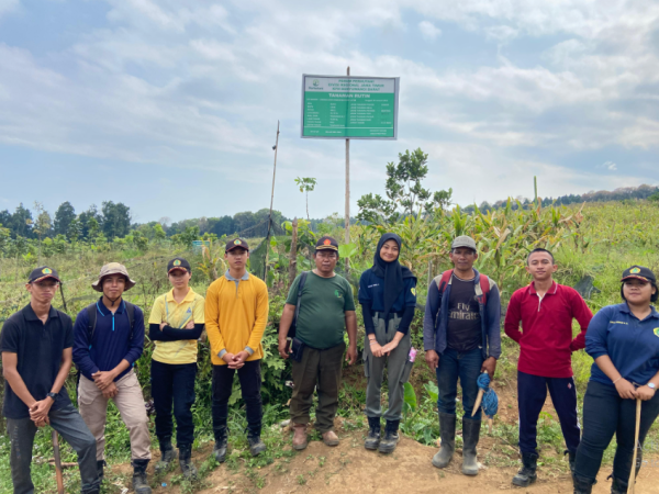 perhutani-kph-banyuwangi-barat-ajari-siswa-pkl-smkkn-samarinda-tanam-hutan