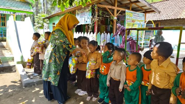 perhutani-kph-bondowoso-kunjungi-tk-tunas-rimba