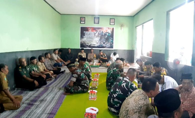 perhutani-probolinggo-dan-forkopimcam-senduro-hadiri-tasyakuran-peringatan-hut-tni-ke-79-di-koramil-senduro