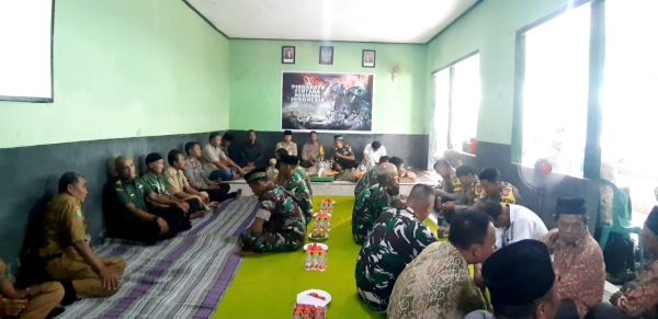 perhutani-probolinggo-dan-forkopimcam-senduro-hadiri-tasyakuran-peringatan-hut-tni-ke-79-di-koramil-senduro