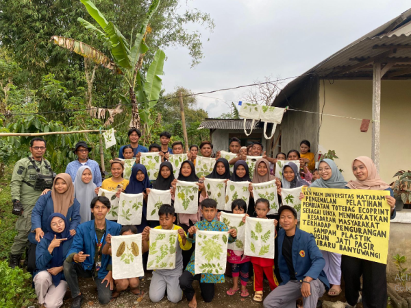 perhutani-dan-mahasiswa-unram-latih-pembuatan-totebag-dengan-teknik-ecoprint