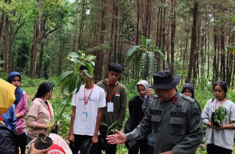 perhutani-banyuwangi-tanam-pohon-bersama-palaga-dalam-kawasan-hutan-sekitar-mata-air-sumbermanis